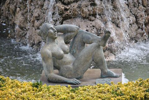 Detall de l'escultura i de l'aigua de la cascada